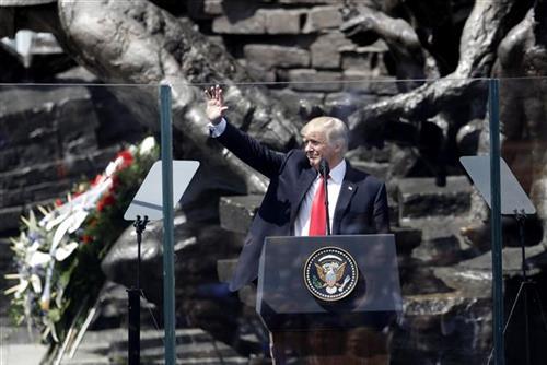 Tramp drži govor u Varšavi Foto: AP 