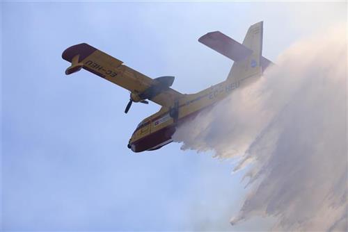 Gašenje požara avionom kanader Foto: AP