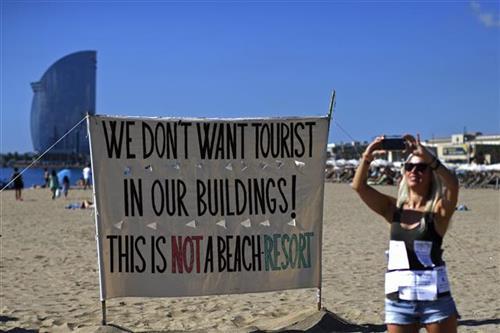 Protest u Barseloni zbog navale turista foto: AP photo