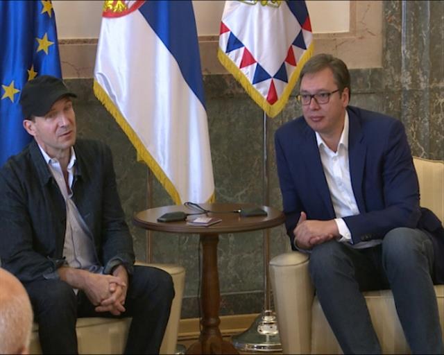 Vučić uručio pasoš Fajnsu Foto: Tanjug