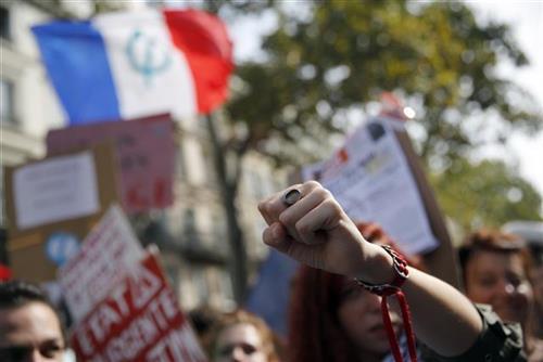 Protesti protiv Makrona u Parizu Foto: AP Photo/Christophe Ena
