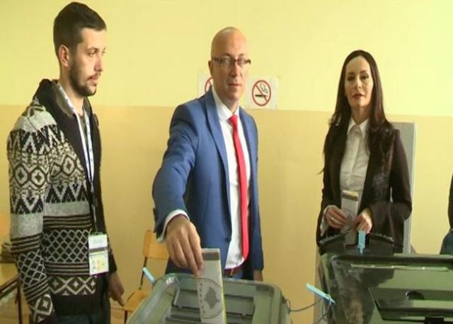 Rakić glasao u Tehničkoj školi u Kosovskoj Mitrovici foto: Tanjug