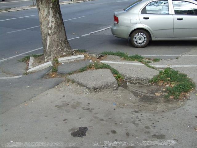 Parking mesto na Bulevaru oslobođenja pre rekonstrukcije  Foto:Dnevnik.rs