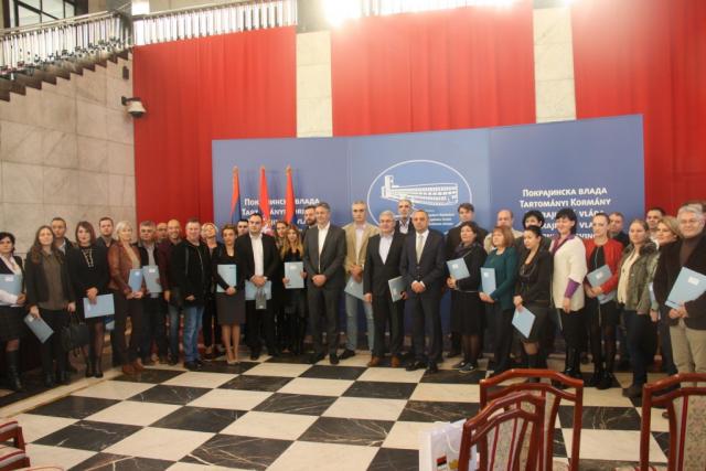 Мilićević i Batez uručili ugovore za projekte izgradnje, održavanja i opremanja sportskih objekata foto: Pokrajinska vlada