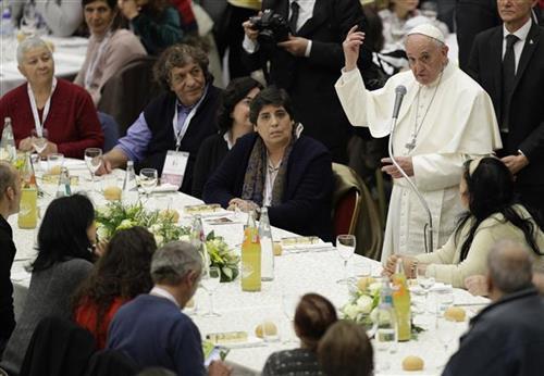 Papa Franja na ručku sa siromašnima Foto: AP Photo/Andrew Mediccini