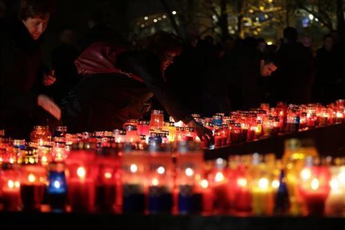 U Mostaru pale sveće za  osuđenih ratnih vođa Hrvata u BiH foto: Tanjug