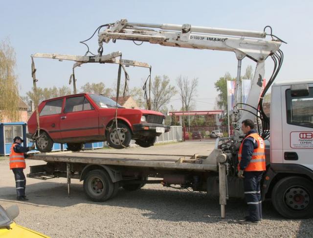 JKP Parking servis , "pauk" odnosi vozilo, Novi Sad Foto: Dnevnik.rs/arhiva