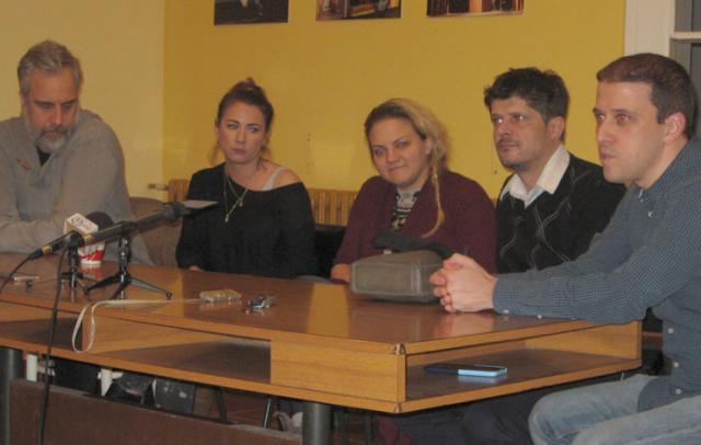 Akteri konferencije za novinare u bečejskom pozorištu  Foto: Dnevnik.rs