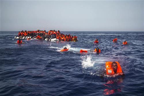 Libijska obalska straža spasila 270 migranata Foto: AP Photo/Santi Palacios