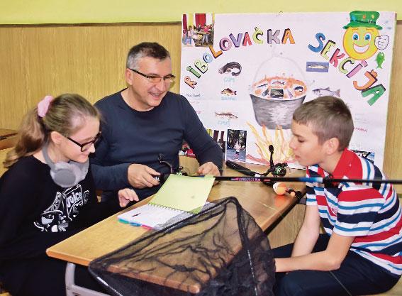 Nastavnik Srđan Ćosić sa Ivanom i Stefanom, malim ribolovcima   Foto: S. Šušnjević