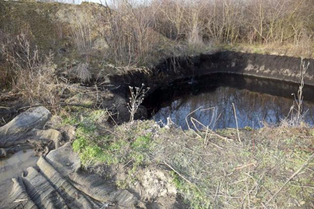 Tragovi pokazuju da se tečni otpad izlivao preko ivica divljeg bazena