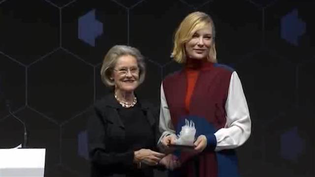 Kejt Blanšet prima nagradu u Davosu foto: Facebook / World Economic Forum