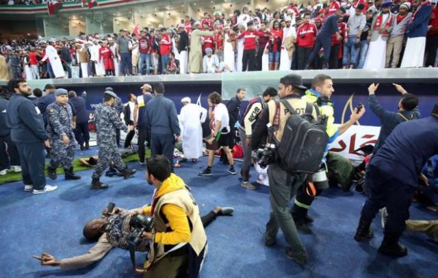 Srušila se ograda na stadionu, povređeno 30 navijača, Kuvajt Foto: twitter@MichaelNOtchere