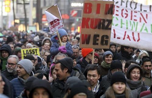 Demonstracije protiv vlade u Beču foto: AP Photo/Ronald Zak