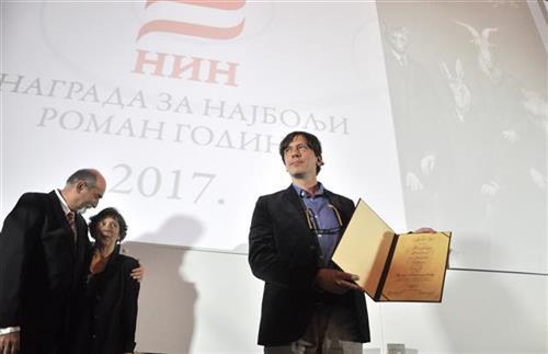 Dejanu Atanackoviću uručena NIN-ova nagrada za roman "Luzitanija" Foto: Tanjug