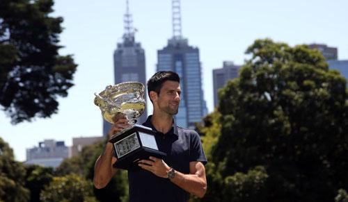 Novak Djokovic sa trofejom AO 2016/Fonet
