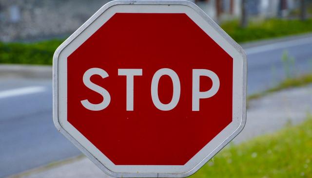 znak stop pixabay