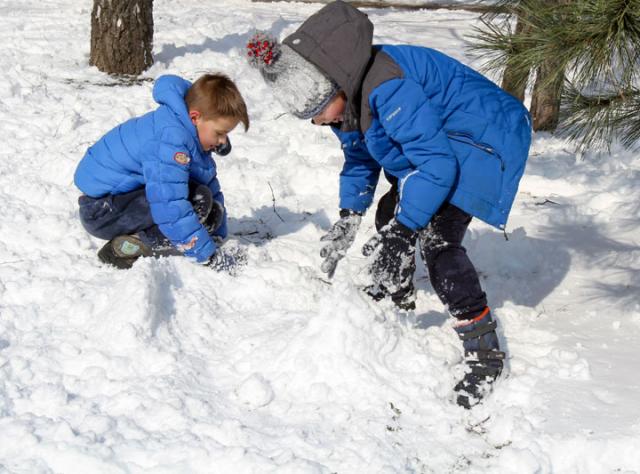 Decje igrarije na snegu/R. Hadzic