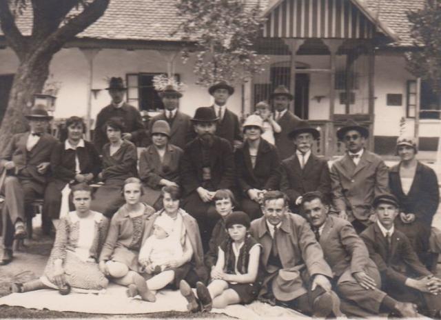 Dvorska bašta 1928; prvi s leva Boris, treća s leva N. Selimanovski Foto: privatna arhiva