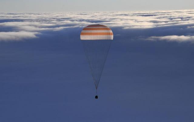 Kapsula „Sojuz MS-06" sa trojicom kosmonauta vratila se sa Međunarodne svemirske stanice  Foto: Bill Ingalls/NASA via AP