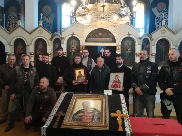 Motoristi su doneli ikonu na poklon u Hram Svetog Jovana Bogoslova Foto: Dnevnik.rs
