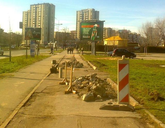 Priprema popravke trotoara na Bulevaru cara Lazara foto: Dnevnik.rs/S. Savić