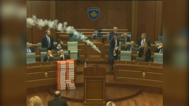 kosovo parlament suzavac
