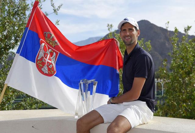 Novak Djokovic sa trofejom Indina Velsa 2016. godine/Fonet