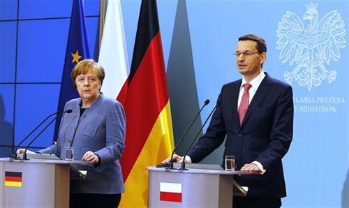 Merkel i Moravjecki Foto: AP Photo/Czare