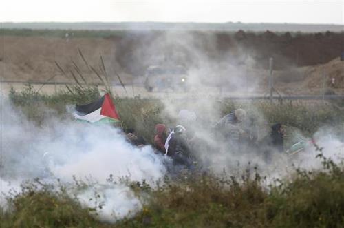 Sukob Palestinaca i izraelskih vojnika u Gazi Foto: AP Photo/ Khalil Hamra
