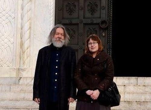 Aleksandar i Irina Jesinski pred crkvom Uspenja presvete Bogorodice Foto: Dnevnik.rs/M. Mitrović