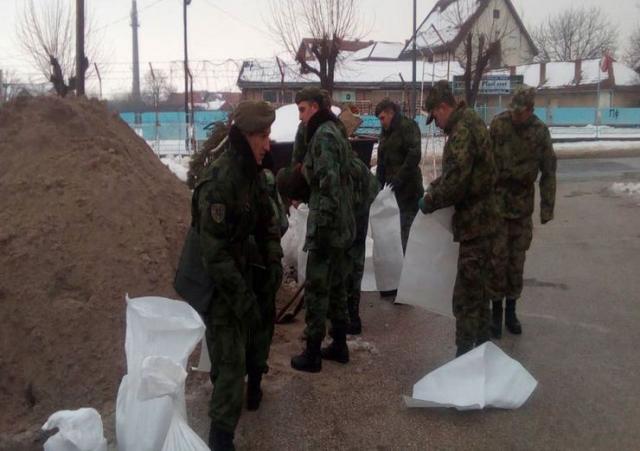  Vojska sprema nasipe u okolini Zaječara Foto:Tanjug