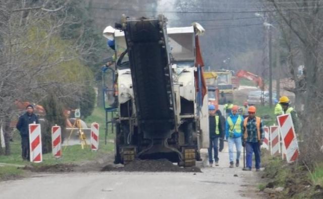 Asfaltiranje u Vladimirovcu su platile „Vetroelektrane Balkana” Foto:Dnevnik.rs