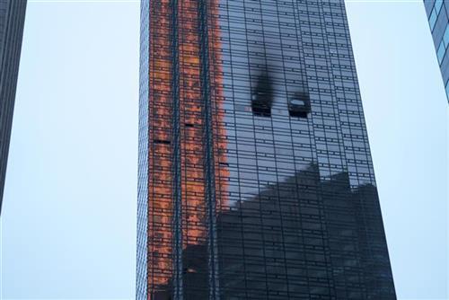 Trampova kula, požar na 50.spratu, Njujork  Foto: AP Photo/Craig Ruttle