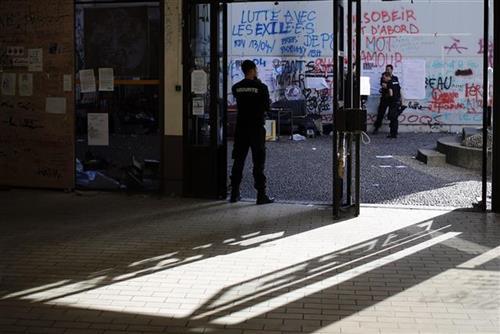 Pariz:Policija uklonila demonstante iz zgrade Univerziteta Foto: AP Photo/Francois Mori