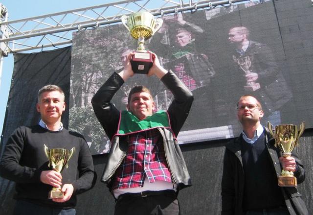 Najbolji na 28. Svetskom prvenstvu u tucanju jajima, sa šampionom Ivanom Dilberom u sredini Foto:Dnevnik.rs/ M. Mitrović 