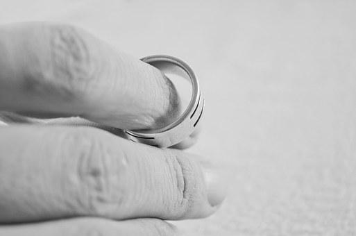 prsten ruka pixabay
