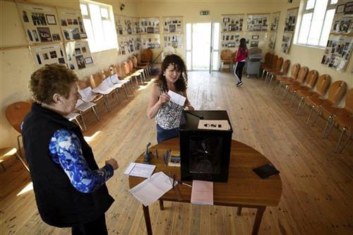Irci glasaju na referendumu o izmeni zakona o abortusu Foto:  AP Photo/Peter Morrison; Clodagh Kilcoyne/ PA via AP