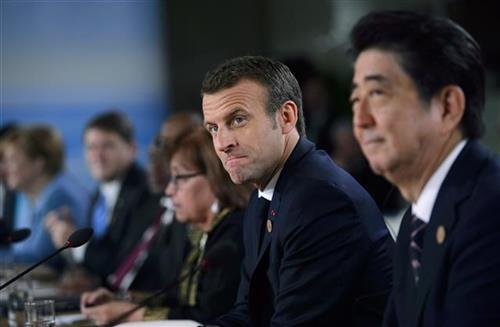Makron i Abe na samitu G7 Foto:Sean Kilpatrick/The Canadian Pres s via AP