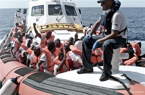 Brod sa migrantima na Mediteranu Foto: Kenny Karpov/SOS Mediterranee via AP