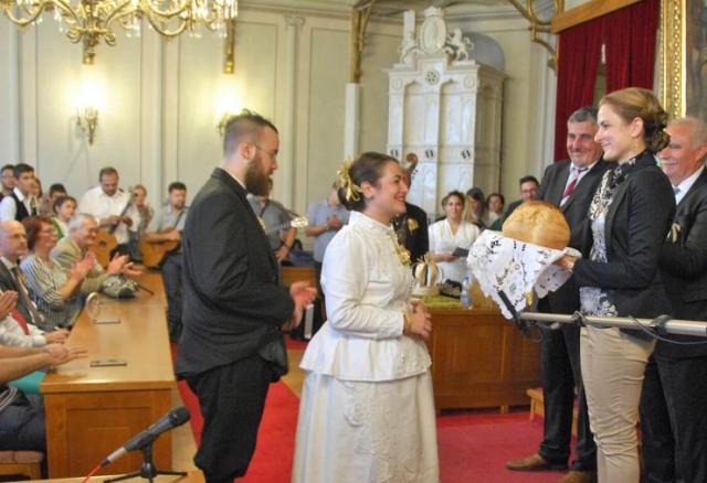 Predstavnici „Bunjevačkog kola” predaju gradonačelnici hleb od ovogodišnjeg žita Foto: Dnevnik.rs