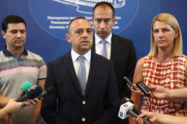 Potpredsednik Pokrajinske vlade Đorđe Milićević uručio je ugovore korisnicima koji su dobili sredstva za izgradnju novih šumskih puteva Foto: Pokrajinska vlada