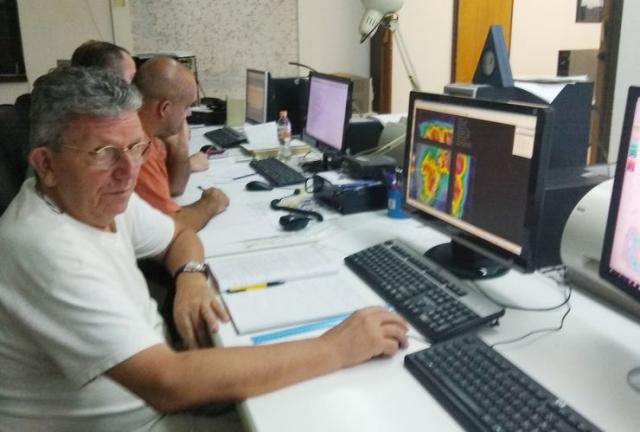 Meteorolog Miodrag Stojanović sa kolegama u Radarskom centru Bajša Foto: privatna arhiva