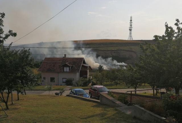 Vatra kraj puta Titel - Mošorin zapretila i kućama foto: S. Diklić