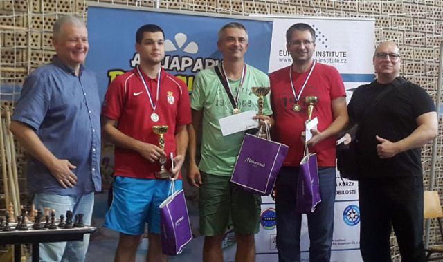 Pobednici turnira Milan S. Popović, Draško Beguš i Stevan Jović sa organizatorima