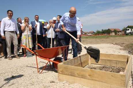 Polaganje kamena temeljca 276 stanova za izbeglice u Veterniku Foto: novisad.rs