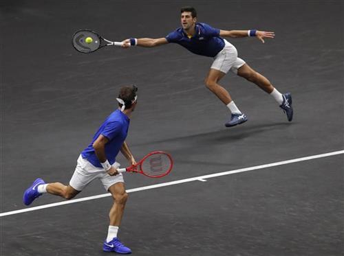 Federer i Djoković poraženi u dublu Foto:AP foto - Jim Young