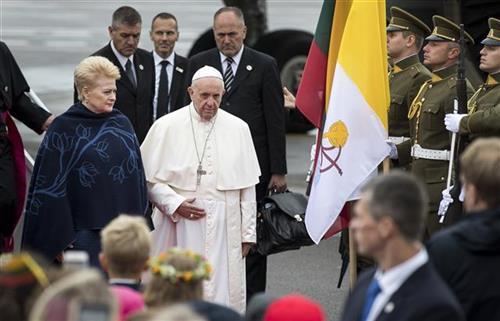 Papa FRanja stigao na Baltik Foto: AP Photo/Mindaugas Kulbis