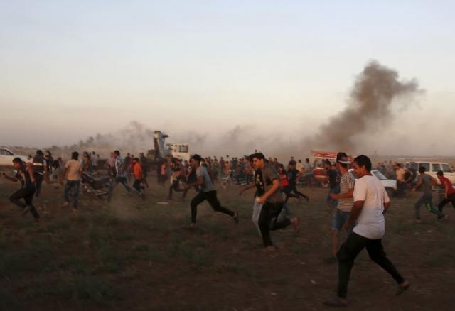Palestinske demonstracijena granici Izraela sa pojasom Gaze  Foto: AP Photo/Adel Hana
