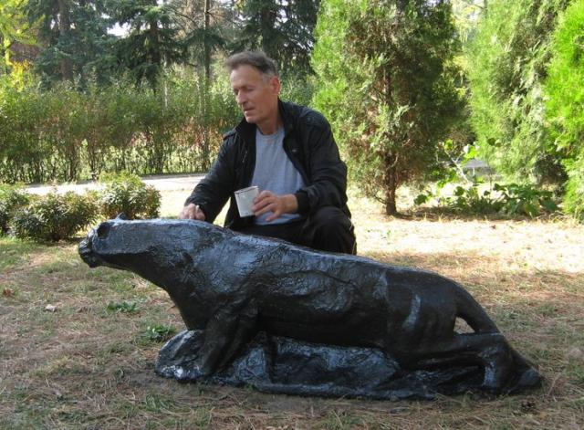 Zdravko Petrović ofarbao skulpturu Foto: Dnevnik.rs